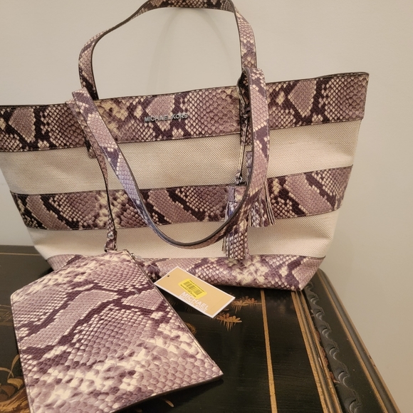 Michael Korrs purse with cosmetic bag and cover - Picture 4 of 7